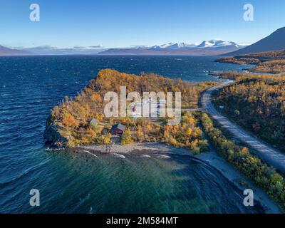 Luftaufnahmen Auto Camping Caravan Parkplatz am See vom Abisko Nationalpark in Richtung Bjoerkliden während der schwedischen herbstfarben von lappland ruska indianer Summe Stockfoto