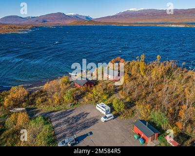 Luftaufnahmen Auto Camping Caravan Parkplatz am See vom Abisko Nationalpark in Richtung Bjoerkliden während der schwedischen herbstfarben von lappland ruska indianer Summe Stockfoto