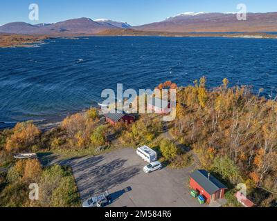 Luftaufnahmen Auto Camping Caravan Parkplatz am See vom Abisko Nationalpark in Richtung Bjoerkliden während der schwedischen herbstfarben von lappland ruska indianer Summe Stockfoto