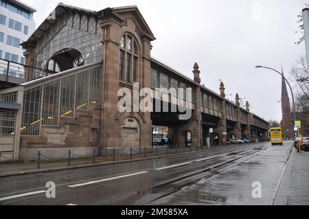 Berlin, Deutschland. 22. Dezember 2022. Berlin bietet einen Ausflug in die Geschichte der Prostitution. Der Spaziergang durch das schreiende Berliner Stadtteil Schoneberg beginnt an der U-Bahn-Station BulowstraSe. Foto aufgenommen am 22. Dezember 2022. Kredit: Ales Zapotocky/CTK Photo/Alamy Live News Stockfoto