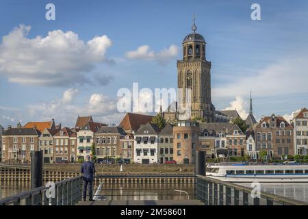 Ein Mann, der die protestantische Kirche St. Lebuinus und das Stadtbild von Deventer, Niederlande, besichtigt Stockfoto