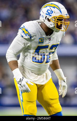 Indianapolis, Indiana, USA. 26. Dezember 2022. Los Angeles Chargers Linebacker Khalil Mack (52) beim NFL-Spiel gegen die Indianapolis Colts in Indianapolis, Indiana. John Mersits/CSM/Alamy Live News Stockfoto