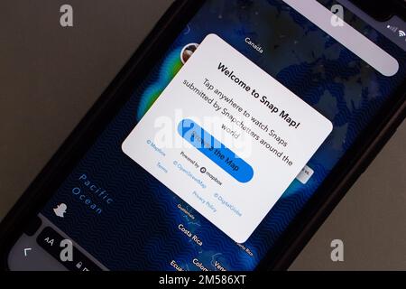 Snap Map-Website auf einem iPhone. Snap Map verwendet die Standortinformationen eines Geräts, um Benutzer auf der Karte zu finden, die für andere Snapchat-Benutzer sichtbar ist Stockfoto