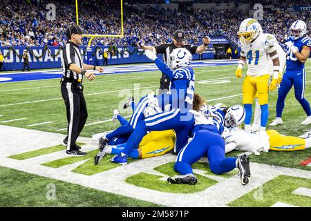 Indianapolis, Indiana, USA. 26. Dezember 2022. Die Spieler möchten beim NFL-Spiel in Indianapolis, Indiana, Fumble erobern. John Mersits/CSM/Alamy Live News Stockfoto