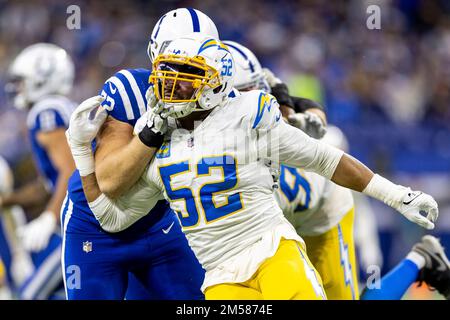 Indianapolis, Indiana, USA. 26. Dezember 2022. Indianapolis Colts Offensive Lineman Braden Smith (72) und Los Angeles Chargers Linebacker Khalil Mack (52) kämpfen während des NFL-Spiels in Indianapolis, Indiana. John Mersits/CSM/Alamy Live News Stockfoto