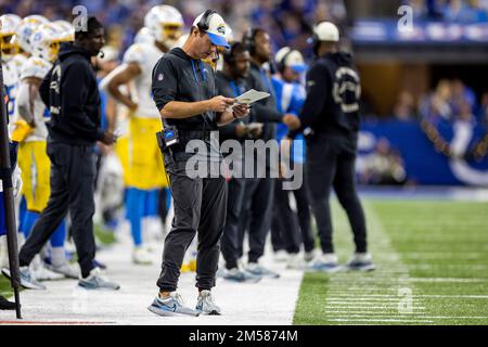 Indianapolis, Indiana, USA. 26. Dezember 2022. Los Angeles Chargers leitet Coach Brandon Staley während des NFL-Spiels gegen die Indianapolis Colts in Indianapolis, Indiana. John Mersits/CSM/Alamy Live News Stockfoto