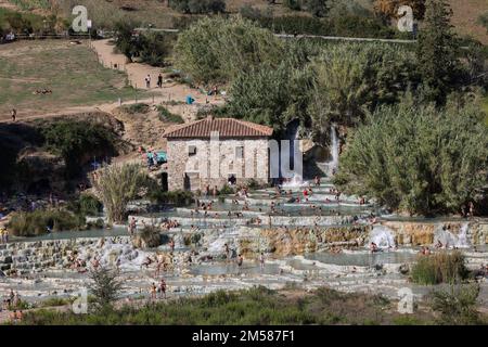 Saturnia, Italien - 13. September 2022: Die Menschen baden in den heißen Quellen der Saturnia Therme, Saturnia, Toskana, Italien Stockfoto