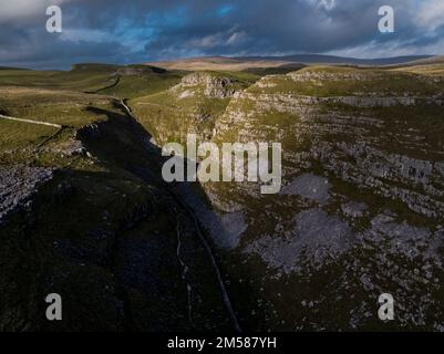 Unvergleichliche Aussicht auf Kalksteinpflaster in der Nähe von Malham mit Comb Hill und Dean Moor Hill in der Ferne Stockfoto