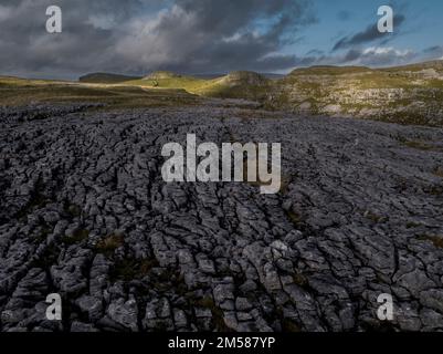 Unvergleichliche Aussicht auf Kalksteinpflaster in der Nähe von Malham mit Comb Hill und Dean Moor Hill in der Ferne Stockfoto