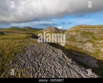 Unvergleichliche Aussicht auf Kalksteinpflaster in der Nähe von Malham mit Comb Hill und Dean Moor Hill in der Ferne Stockfoto