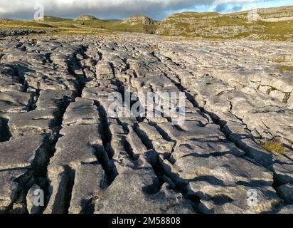 Unvergleichliche Aussicht auf Kalksteinpflaster in der Nähe von Malham mit Comb Hill und Dean Moor Hill in der Ferne Stockfoto