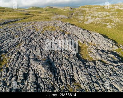 Unvergleichliche Aussicht auf Kalksteinpflaster in der Nähe von Malham mit Comb Hill und Dean Moor Hill in der Ferne Stockfoto