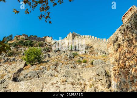 Die zerkleinerten Mauern der Burg Alanya in der Südtürkei gehören zur herrlichen Ruine Seljuk mit dem lokalen Namen Alanya Kalesi. Stockfoto