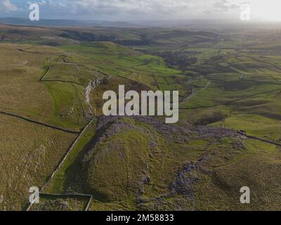 Luftaufnahme des Kalksteinpflasters auf dem Gipfel der Malham Cove Stockfoto