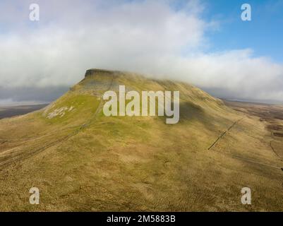 Penyghent erleuchtet von der Wintersonne Stockfoto