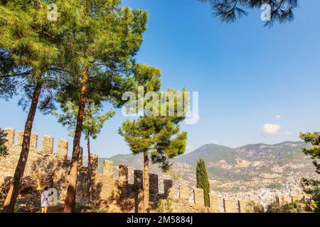 Die zerkleinerten Mauern der Burg Alanya in der Südtürkei gehören zur herrlichen Ruine Seljuk mit dem lokalen Namen Alanya Kalesi. Stockfoto