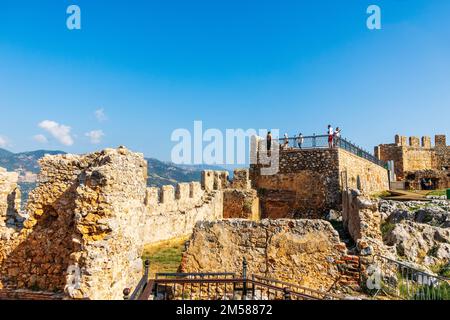 Innere Festung der mittelalterlichen Burg von Alanya an der Mittelmeerküste im Süden der Türkei. Stockfoto