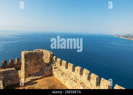 Innere Festung der mittelalterlichen Burg von Alanya an der Mittelmeerküste im Süden der Türkei. Stockfoto