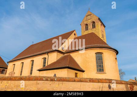 Außenansicht der katholischen Kirche der Heiligen Peter und Paul in Meyenheim, Elsass, Frankreich. Stockfoto