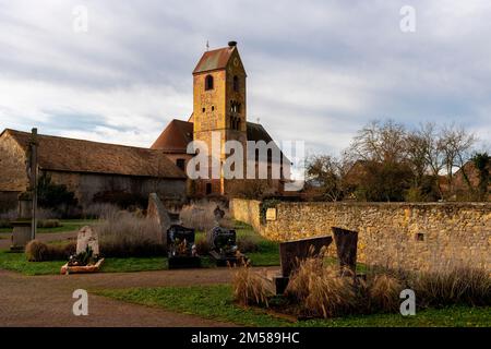 Außenansicht der katholischen Kirche der Heiligen Peter und Paul in Meyenheim, Elsass, Frankreich. Stockfoto