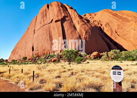 Wandern um den Uluru Ayers Rock. Nördliches Territorium. Australien Stockfoto