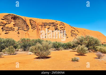 Wandern um den Uluru Ayers Rock. Nördliches Territorium. Australien Stockfoto