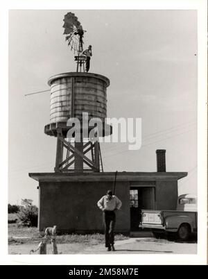 Schule und Wasserturm. Originalüberschrift: Miscellaneous (Gebäude (Schule und Wasserturm). 1923 - 1955. Central Plains Region (Kansas City, MO). Fotodruck. Innenministerium. Büro für Indianerangelegenheiten. Pine Ridge Agentur. 9/17/1947-. Fotos Stockfoto