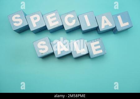 Wort „Sonderangebot“ mit Buchstaben in Würfeln auf blauem Hintergrund Stockfoto