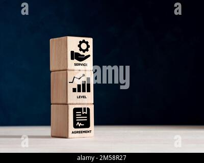 Service Level Agreement SLA-Geschäftskonzept. Holzwürfel mit Service Level Agreement-Symbolen. Stockfoto