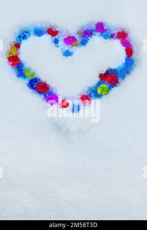 Herz aus Edelsteinen auf Schnee Hintergrund Stockfoto