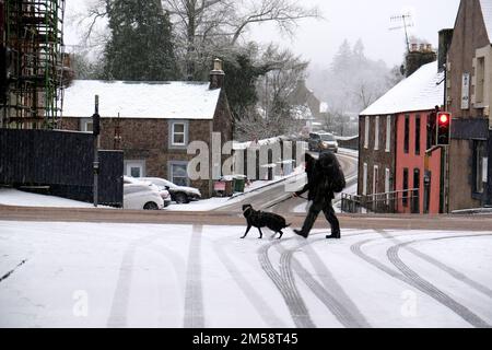 Callander, Schottland, Großbritannien. 27. Dezember 2022 Starker Schneefall, der in der Callander High Street für Autofahrer und Fußgänger zu schwierigen Bedingungen führt. Kredit: Craig Brown/Alamy Live News Stockfoto