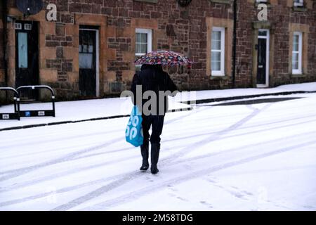 Callander, Schottland, Großbritannien. 27. Dezember 2022 Starker Schneefall, der in der Callander High Street für Autofahrer und Fußgänger zu schwierigen Bedingungen führt. Kredit: Craig Brown/Alamy Live News Stockfoto