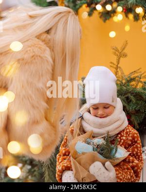 Russland, St. Petersburg - 25. Dezember 2022: Fröhliche Menschen auf dem Weihnachtsmarkt in Nikolskie Ryady, St. Petersburg. Weihnachtsfeiertage. Selektiver Fokus. Stockfoto