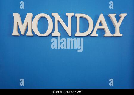 Montags-Buchstaben mit Leerzeichen auf blauem Hintergrund Stockfoto