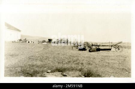 Alte Maschinen und Trümmer wurden in den Missouri River geworfen. Central Plains Region (Kansas City, MO). Fotodruck. Innenministerium. Büro für Indianerangelegenheiten. Agentur Pierre. 1954-1972. Dezimale Entsprechung Stockfoto