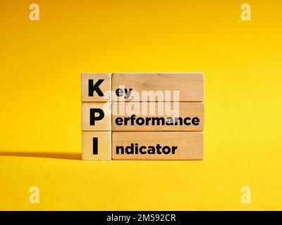 Holzwürfel mit der Abkürzung KPI Key Performance Indicator. Geschäftskonzept. Stockfoto