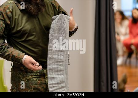 Ein Sanitäter zeigt einen entfalteten Verband zum Ankleiden, Nahaufnahme. Stockfoto