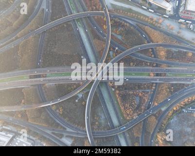 Komplexer Kreisverkehr. Symbolisch für Auswahl, Richtung, Leitung. rond Point de Grand bigard bei Brüssel. Belgien. E19. Luftdrohne Stockfoto