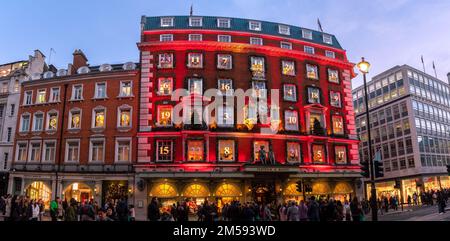 London, England, Großbritannien - 20. Dezember 2022: Außenansicht des berühmten Gebäudes Fortnum und Mason Luxusshop in London, in der Weihnachtszeit Stockfoto