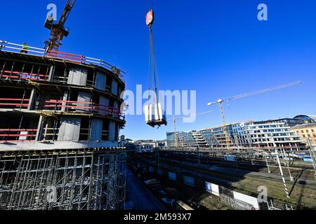 Laufender Bau des Bürogebäudes mit Verkaufsfläche in der Straße Na Florenci in der Nähe des Bahnhofs Masaryk in Prag, Tschechische Republik, im Dezember Stockfoto