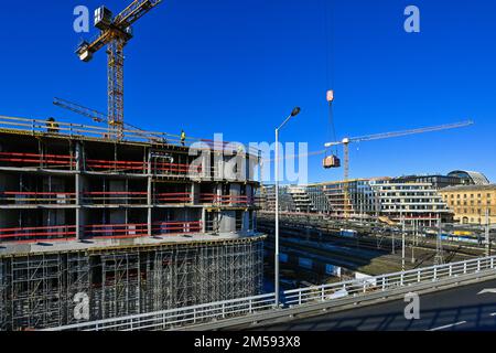 Laufender Bau des Bürogebäudes mit Verkaufsfläche in der Straße Na Florenci in der Nähe des Bahnhofs Masaryk in Prag, Tschechische Republik, im Dezember Stockfoto