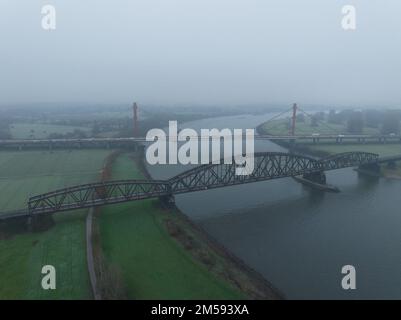 Haus Knipp Eisenbahnbrücke Autobahnbrücke zwischen Baerl und Beeckerwerth in Duisburg, Deutschland. Beeckerwerth-Brücke über den rhein. Stockfoto