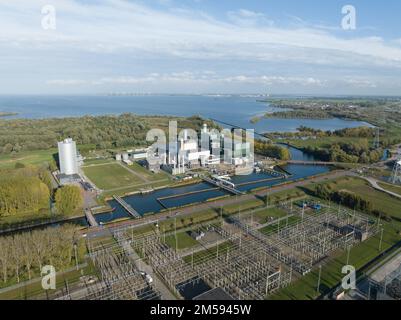 Stromerzeugungsanlage in Diemen in der Nähe von Amsterdam. Gas- und Dampfkraftwerk. Draufsicht der Luftdrohne. Stockfoto