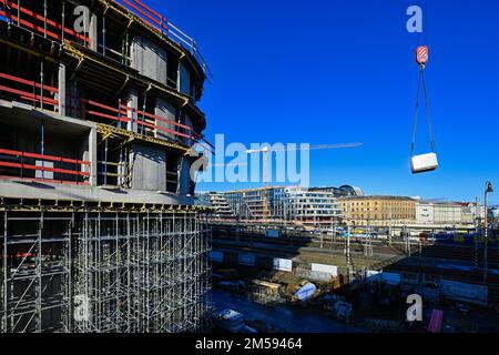 Laufender Bau des Bürogebäudes mit Verkaufsfläche in der Straße Na Florenci in der Nähe des Bahnhofs Masaryk in Prag, Tschechische Republik, im Dezember Stockfoto