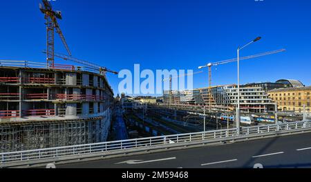 Laufender Bau des Bürogebäudes mit Verkaufsfläche in der Straße Na Florenci in der Nähe des Bahnhofs Masaryk in Prag, Tschechische Republik, im Dezember Stockfoto