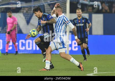 Ferrara, Italien. 26. Dezember 2022. Giuseppe Mastinu (Pisa) von Andrea La Mantia (Spal) beim Spiel SPAL gegen AC Pisa, italienischer Fußball der Serie B in Ferrara, Italien, 26 2022. Dezember. Kredit: Independent Photo Agency/Alamy Live News Stockfoto