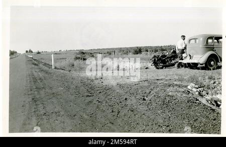 Mann steht auf Auto und Motorrad. Central Plains Region (Kansas City, MO). Fotodruck. Innenministerium. Büro für Indianerangelegenheiten. Red Lake Agentur. 1964-. Fotos Stockfoto