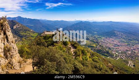 Panoramablick aus der Vogelperspektive auf das Kloster Queralt, den Baells-Stausee und das Berga-Tal, Katalonien, Spanien Stockfoto