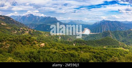 Gran panoramica del enbalse de la Baells y las montañas del Catllaras y el Picacel desde el mirador de la Figuerassa, Bergueda, Catalunya, España Stockfoto