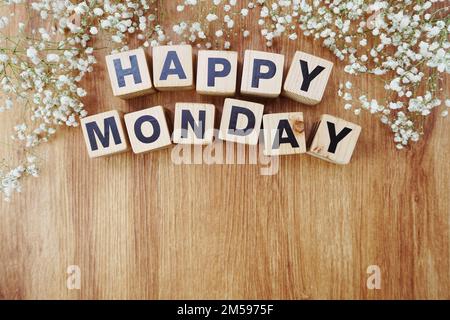 Fröhliche montags-Buchstaben auf Holzhintergrund Stockfoto